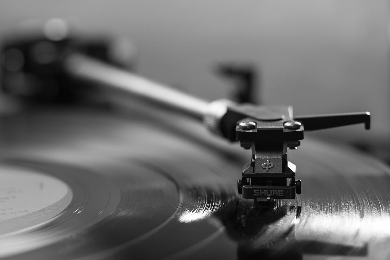 Twenty minutes a side: long enough to listen, short enough to stay.